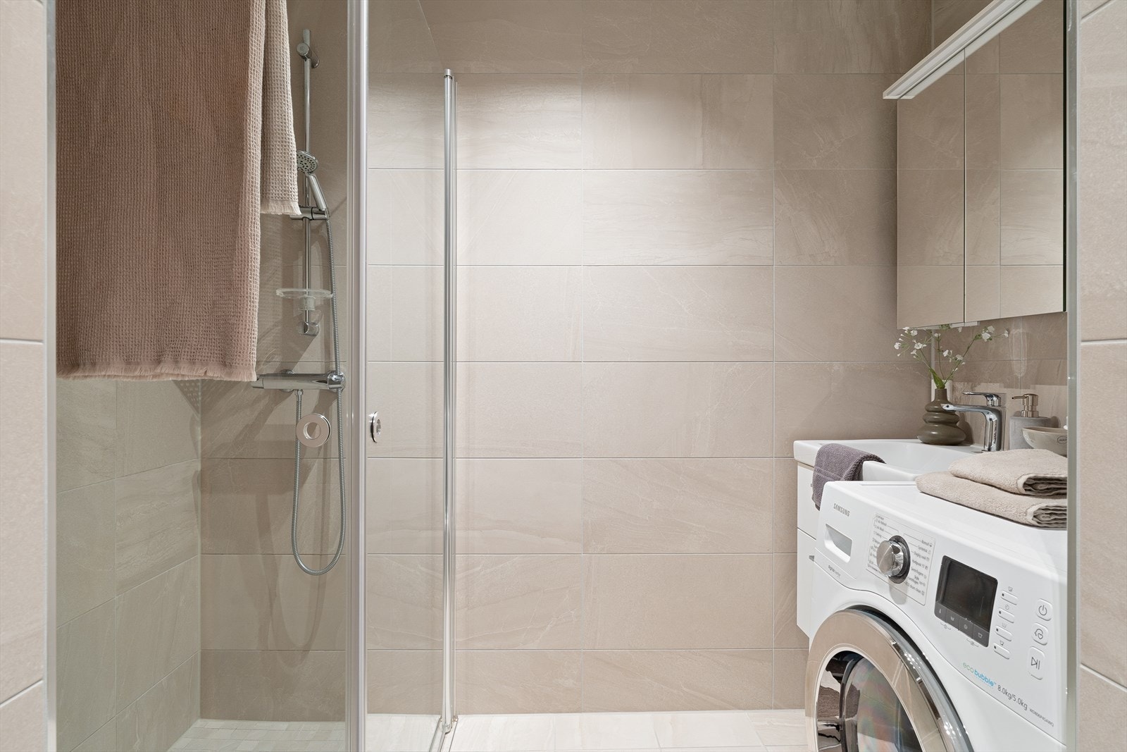 Badet har gulvvarme. God plass til vaskemaskin. Galleribilde