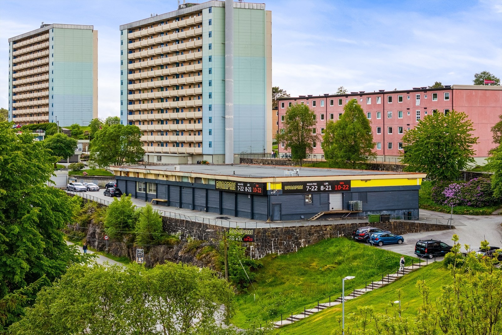 Gangavstand til lokale dagligvare butikker og Oasen Storsenter. Galleribilde