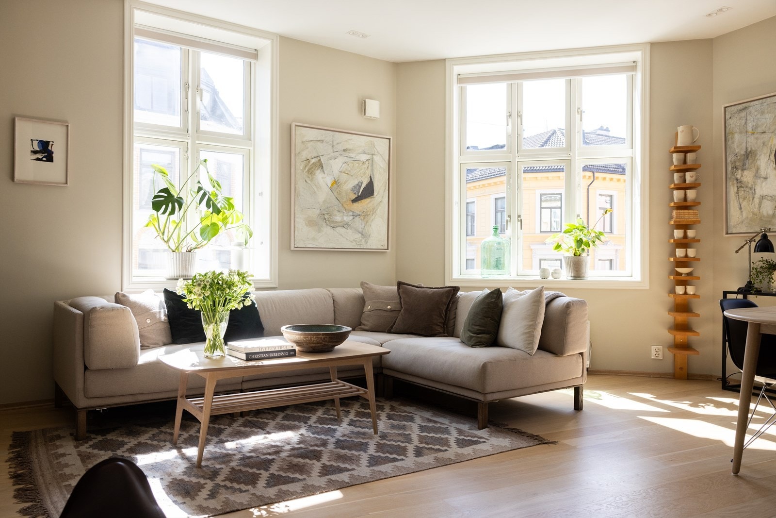 Planløsningen åpner opp for flere mulig møbleringsmuligheter med god plass til sofagruppe, tilhørende møbler og spiseplass. Galleribilde