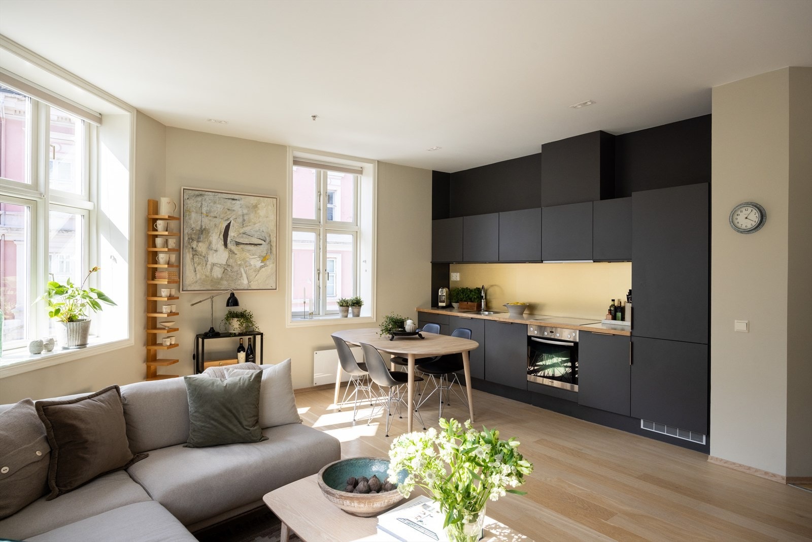 Stilrent kjøkken i åpen løsning mot stue - noe som skaper en sosial atmosfære. Galleribilde