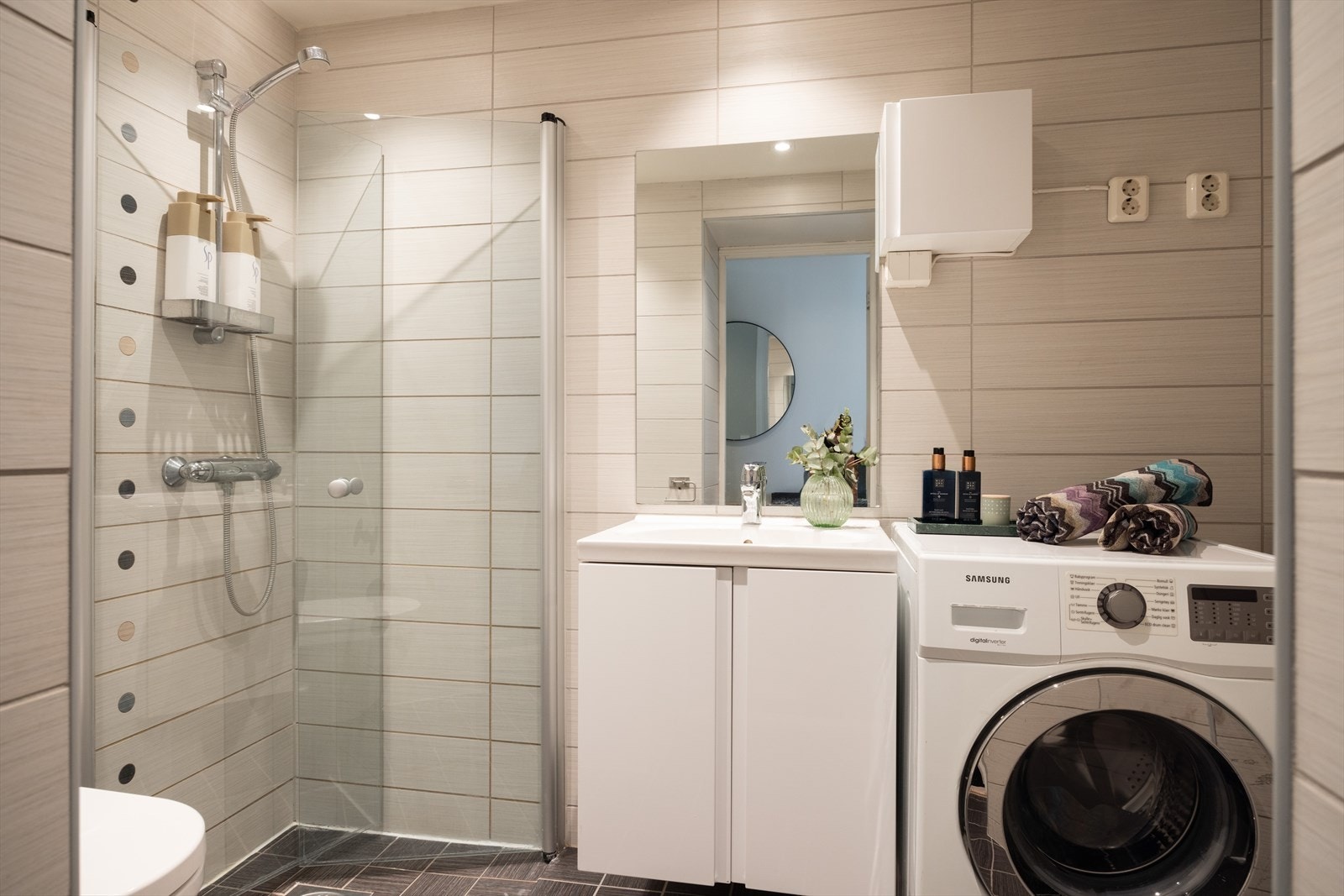 Pent, flislagt baderom med elektrisk gulvvarme og downlights i himling. Galleribilde