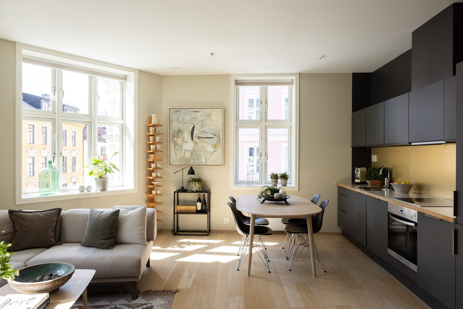 Leiligheten holder en gjennomgående god standard med overflater malt i en fin beigetone som skaper en lun atmosfære. Galleribilde