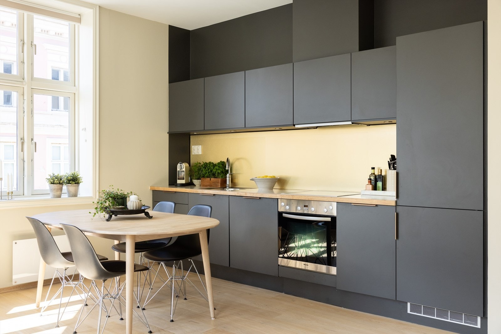 Kjøkkenet er tilpasset på en god måte med rikelig skap- og benkeplass. Her blir matlagingen en fryd for den kokkeglade! Galleribilde