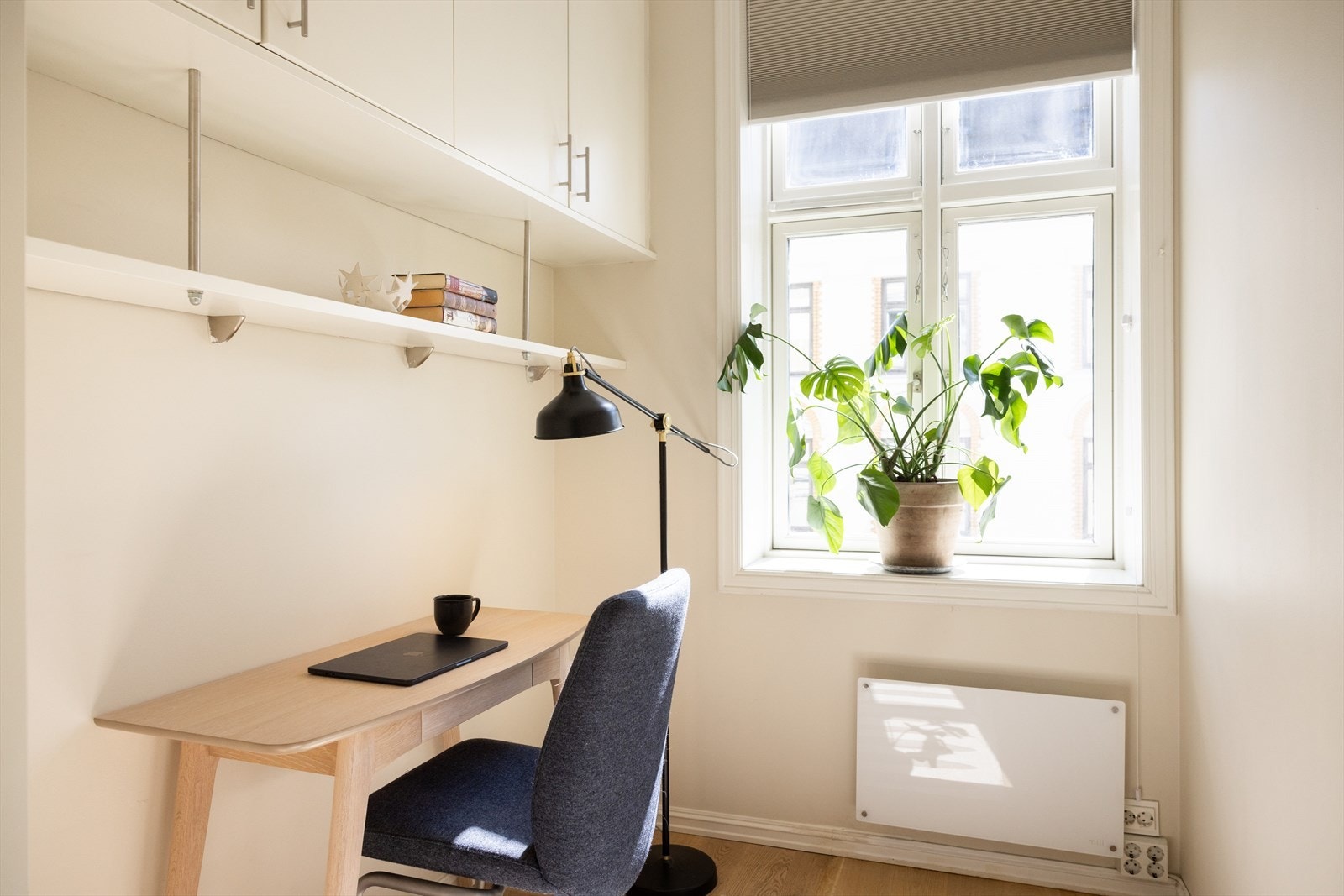 Passer utmerket som barnerom, gjesterom eller hjemmekontor! Legg også merke til de gode oppbevaringsmulighetene i garderobeløsningen. Galleribilde