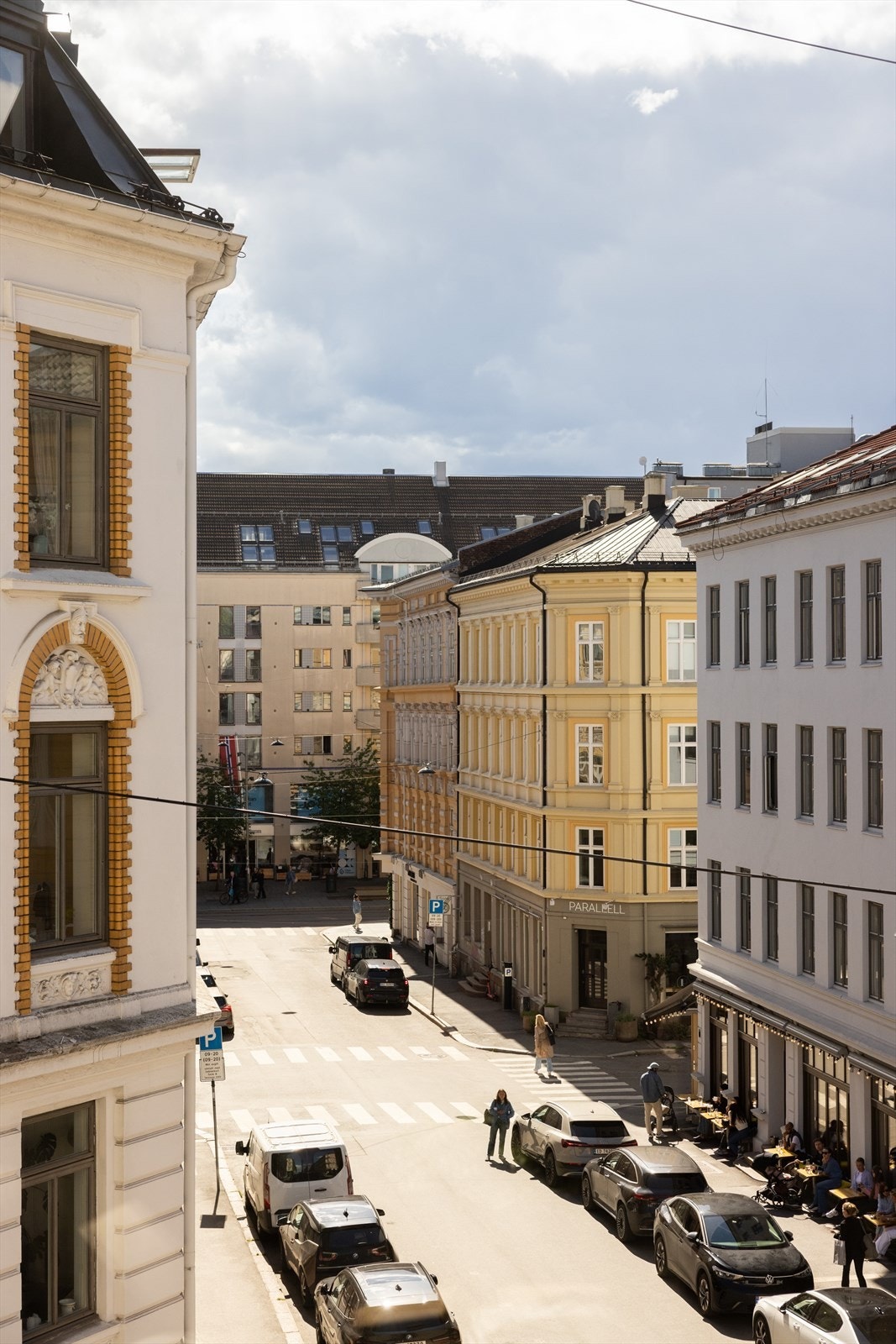 Fra leiligheten er det utsikt ut mot Bogstadveien - likevel er beliggenhet rolig og tilbaketrukket. Galleribilde