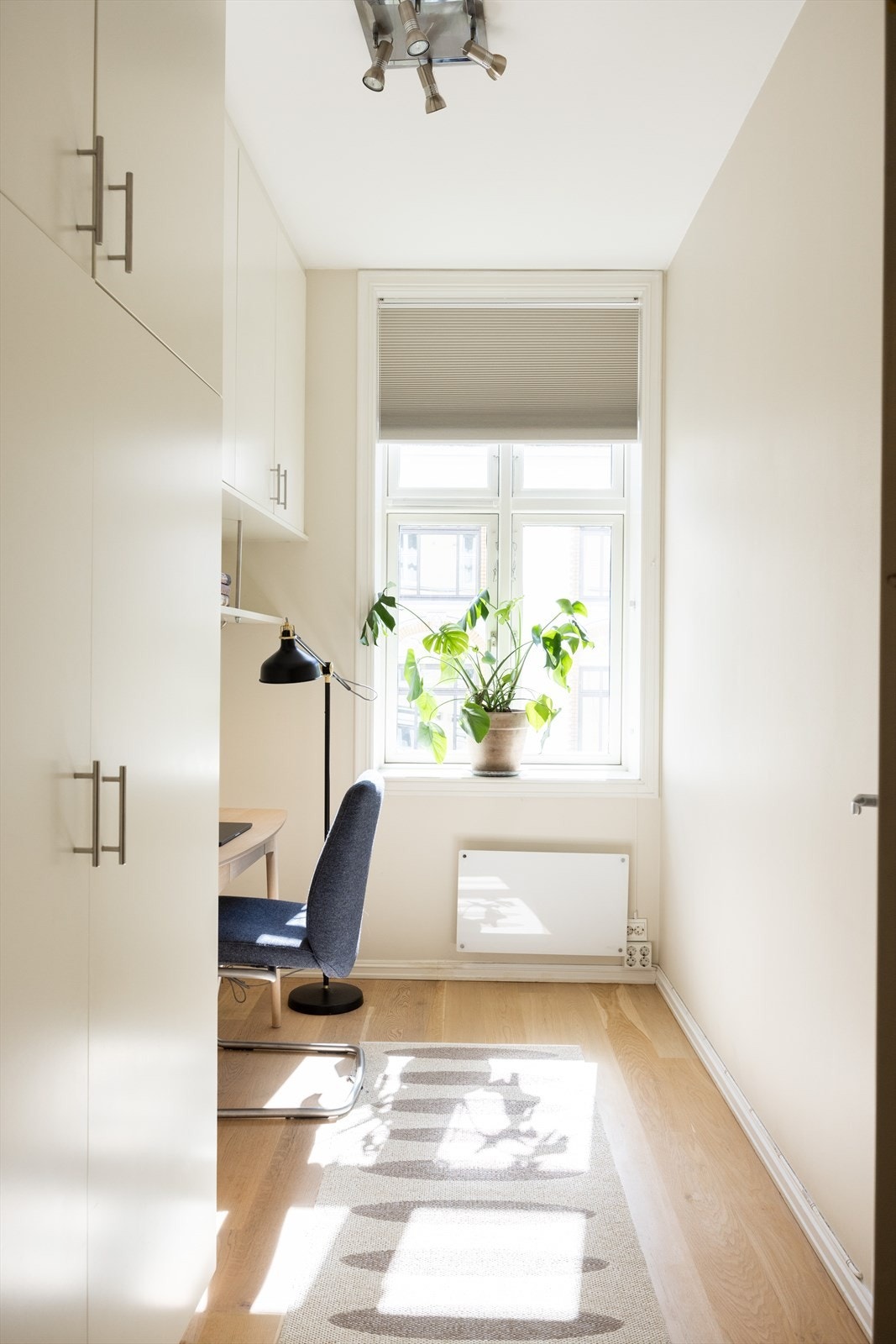 Boligens andre soverom er også av god størrelse, med plass til seng og garderobe. Galleribilde