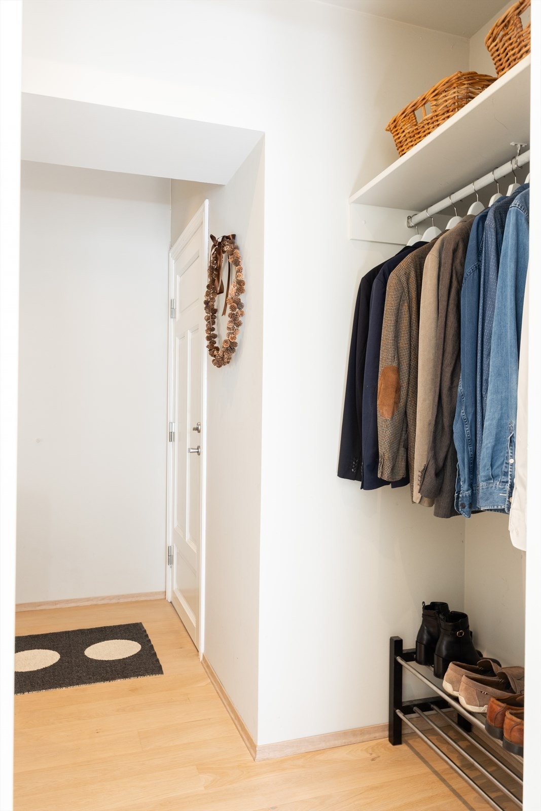 Romslig entré med gode oppbevaringsmuligheter. Galleribilde