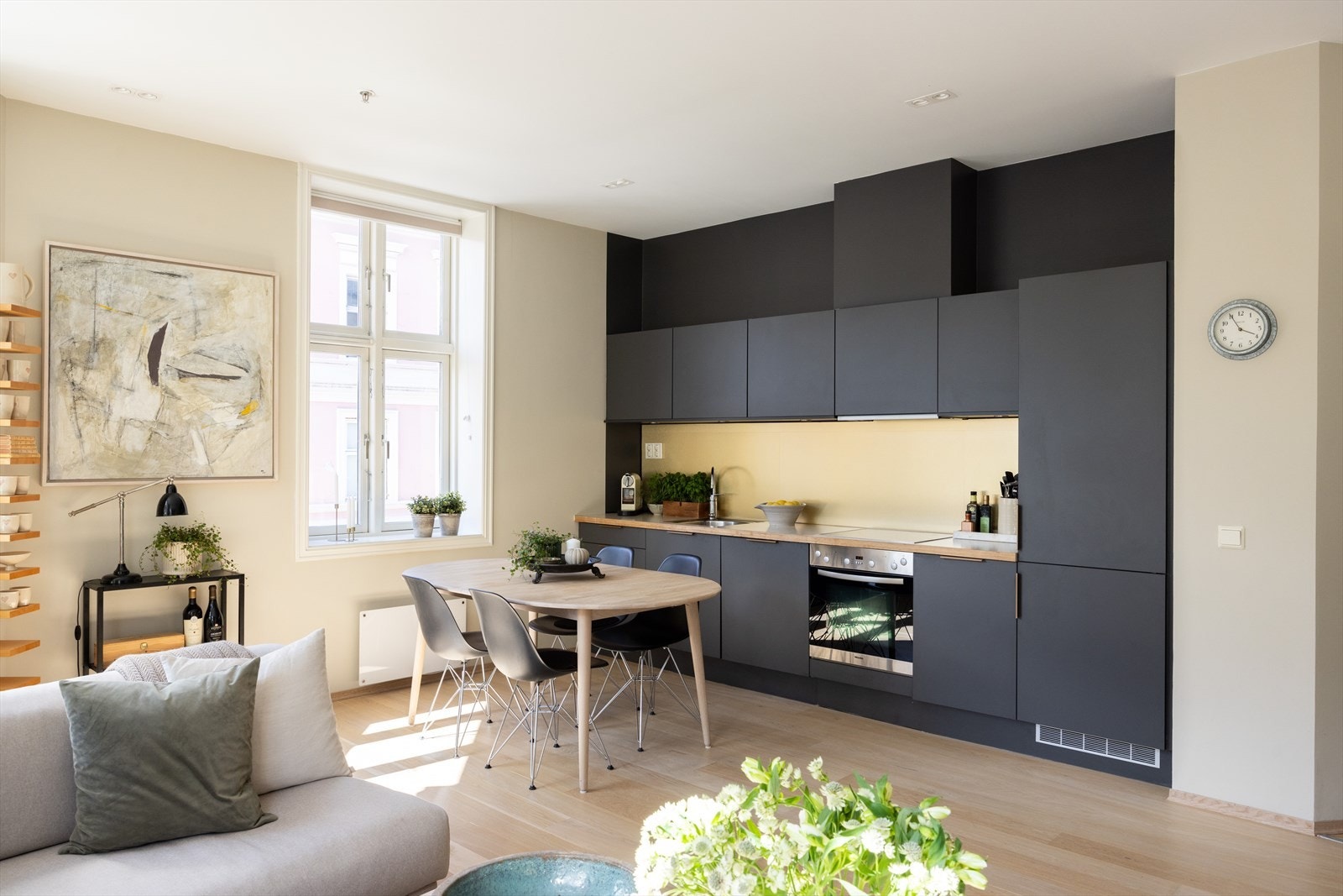 Kjøkkeninnredningen består av mørke, glatte fronter og benkeplate av laminat med nedfelt vask. Galleribilde