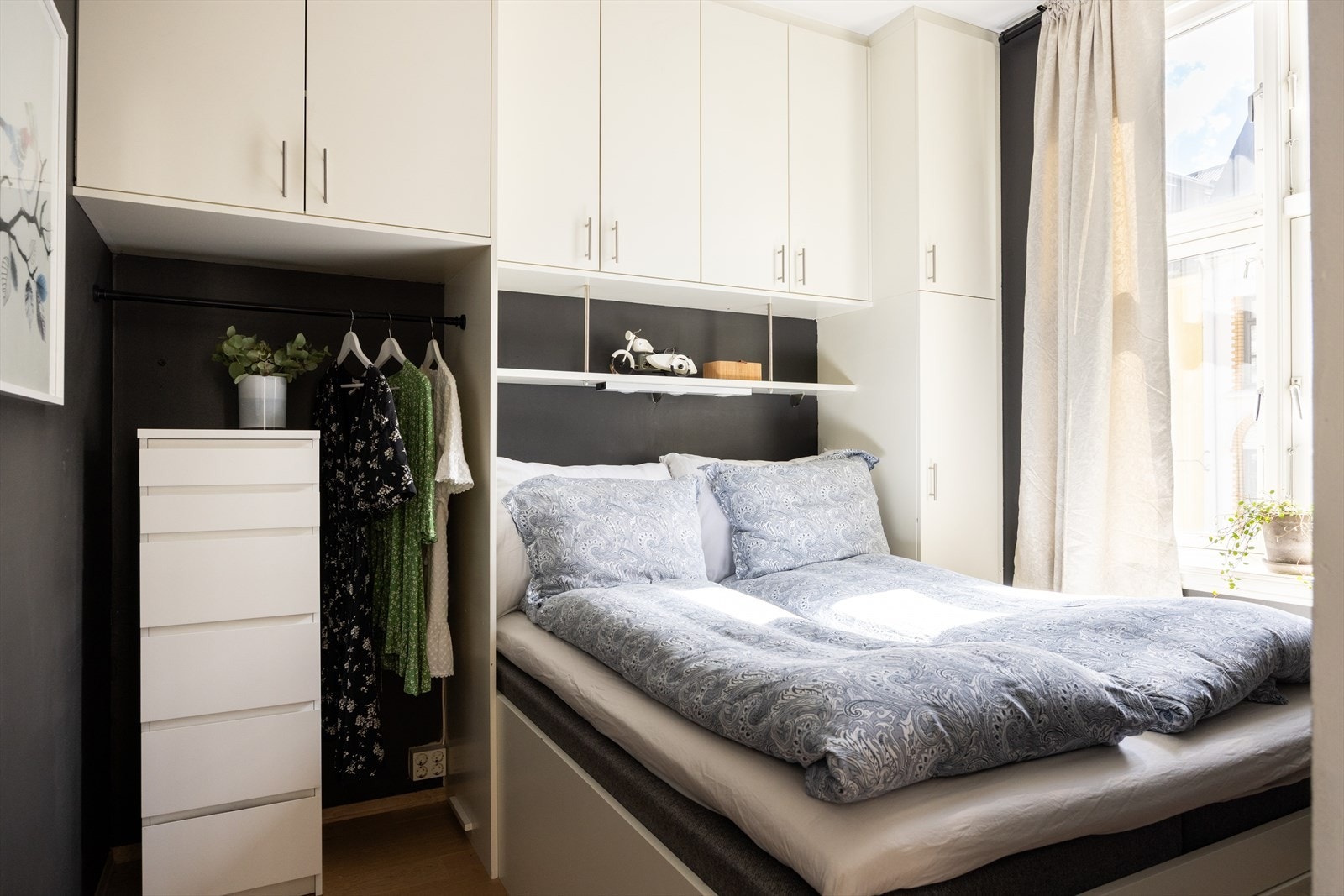 Hovedsoverommet er av god størrelse med plass til dobbeltseng. Det er gode oppbevaringsmuligheter i de monterte skapene på vegg! Galleribilde