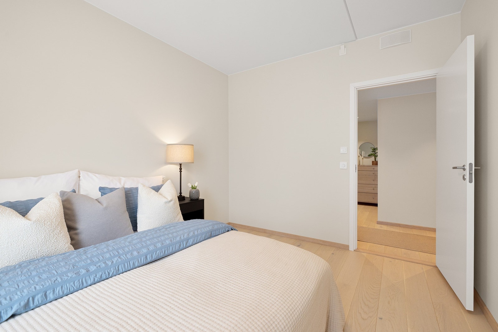 Hovedsoverommet er av god størrelse og har plass til oppbevaring i garderobeskap. Galleribilde