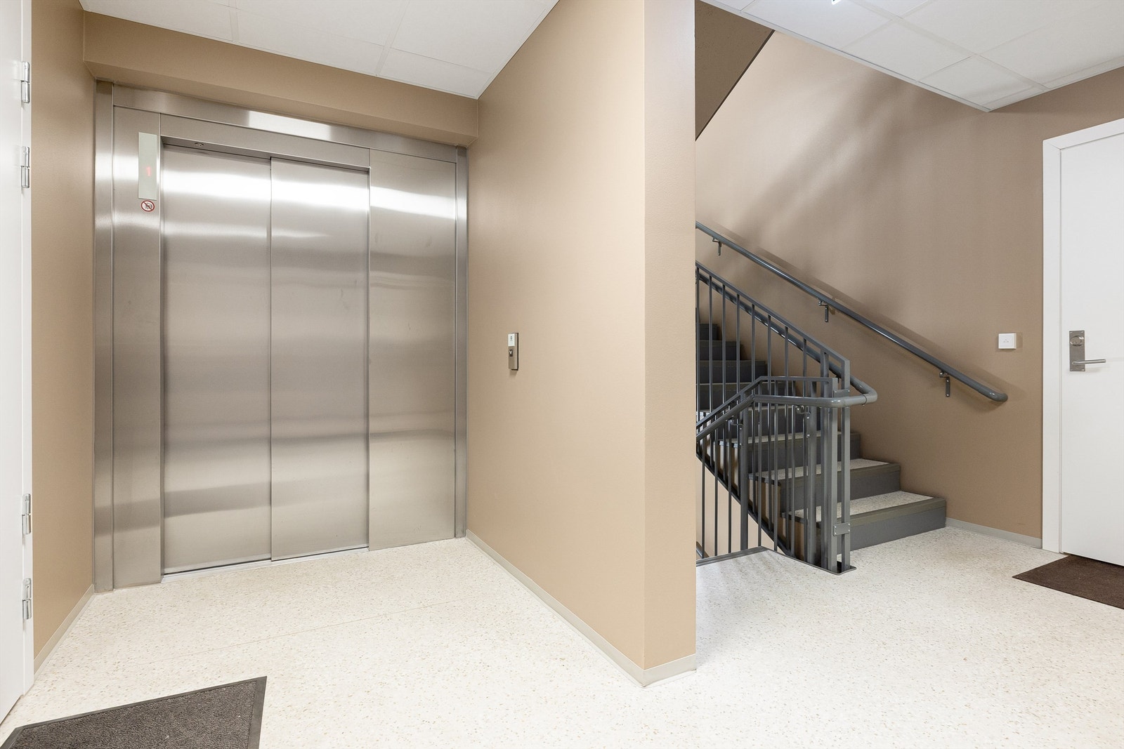 Nytt, pent og praktisk. Fellesarealene er svært innbydende og heisen går både til garasjeanlegget og den fantastiske takterrassen! Galleribilde