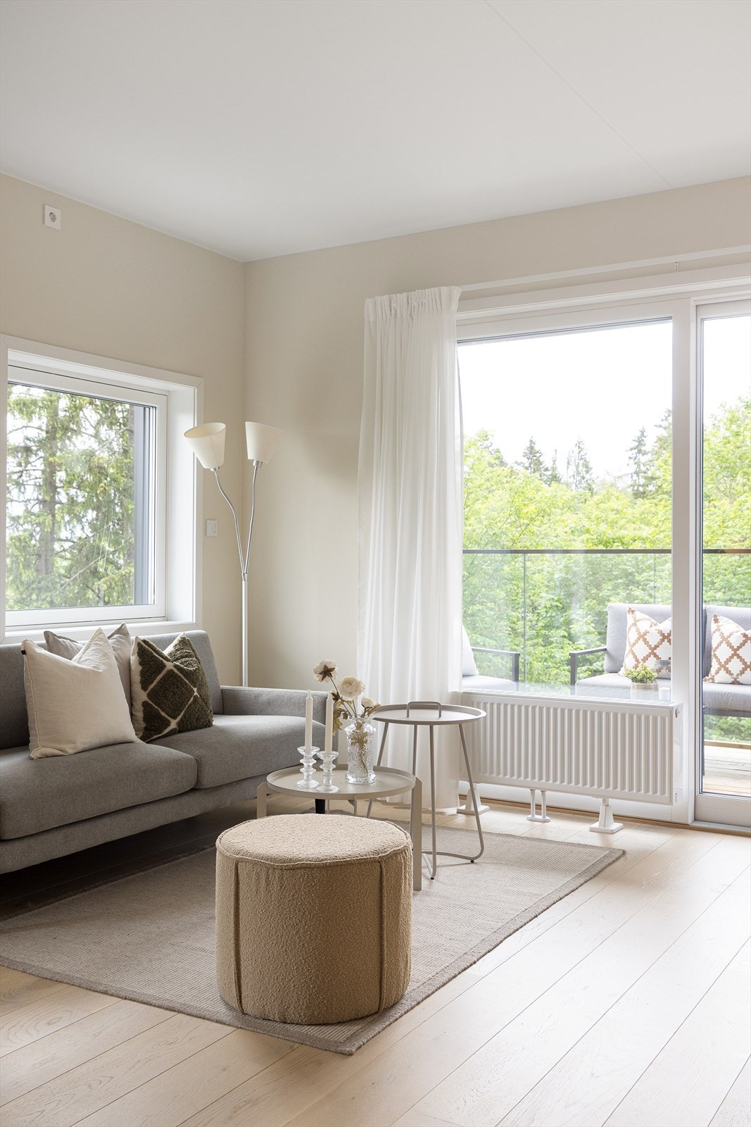 Fra stuen er det adkomst til leilighetens balkonger Galleribilde