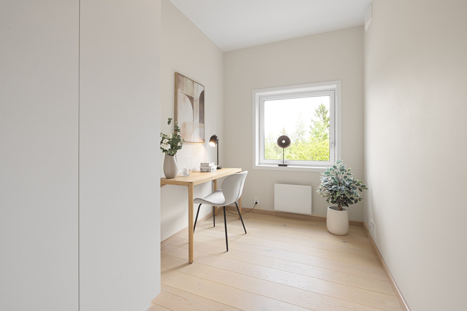 Rommene egner seg også godt til gjesterom, barnerom eller kontor. Her fra soverom 3 som ligger like bak kjøkkenet. Galleribilde