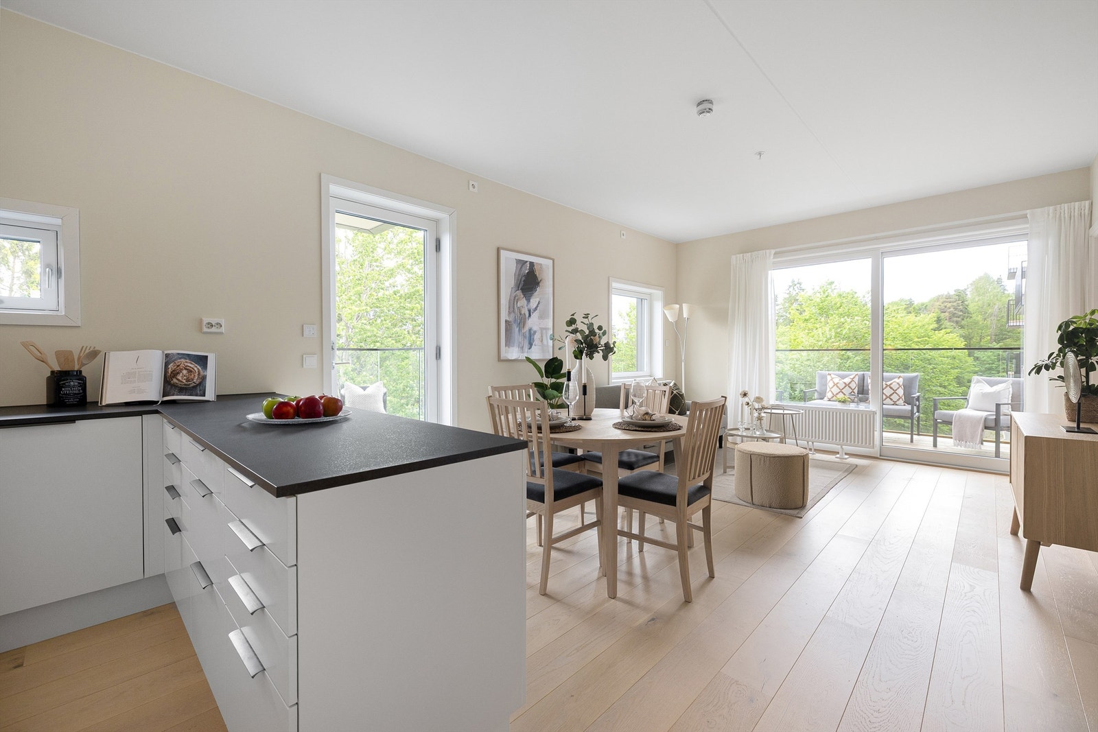 Lekre en-stavs parkettgulv og store glassflater gir leiligheten en herlig romfølelse Galleribilde