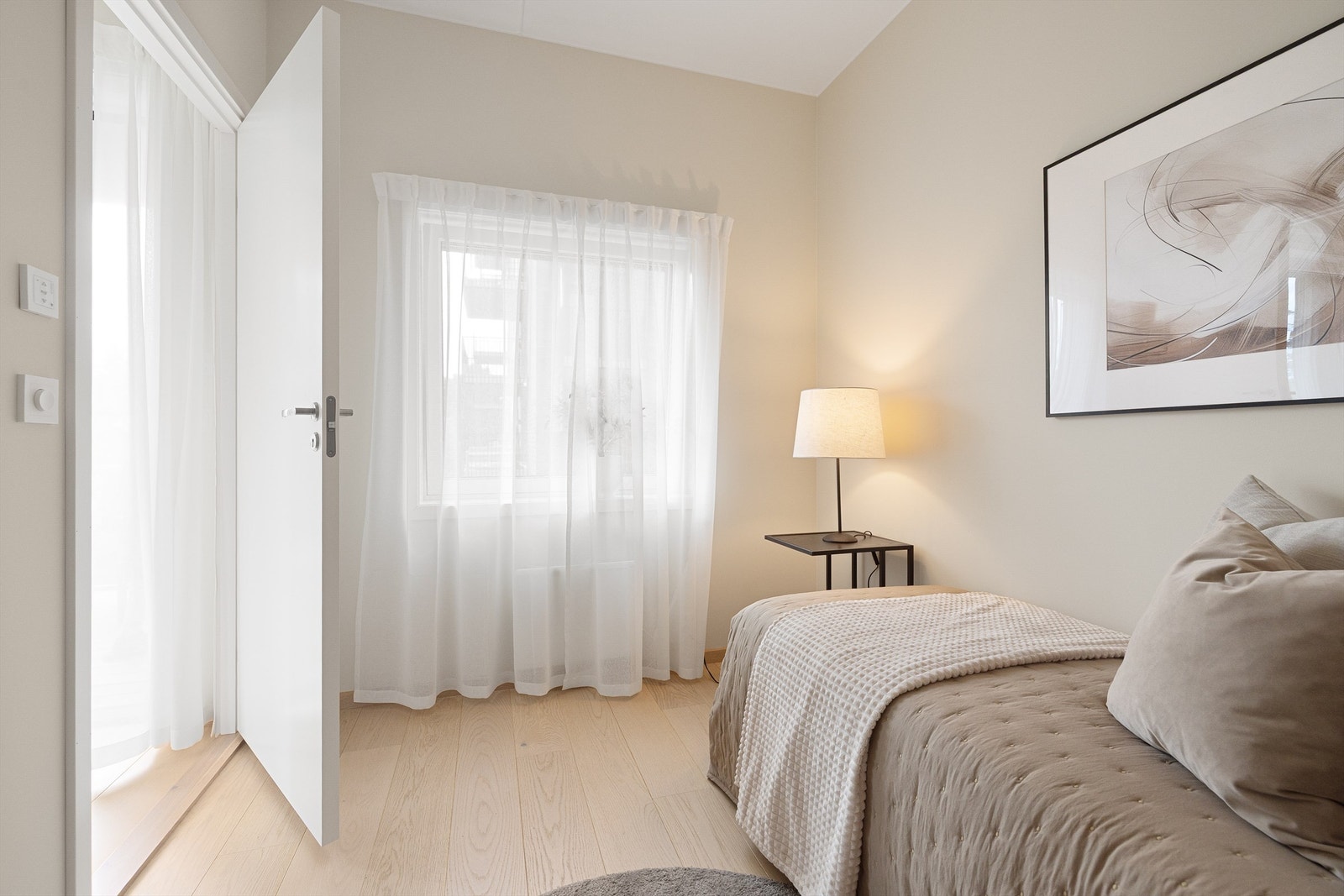 Soverom 2 med adkomst fra stuen Galleribilde