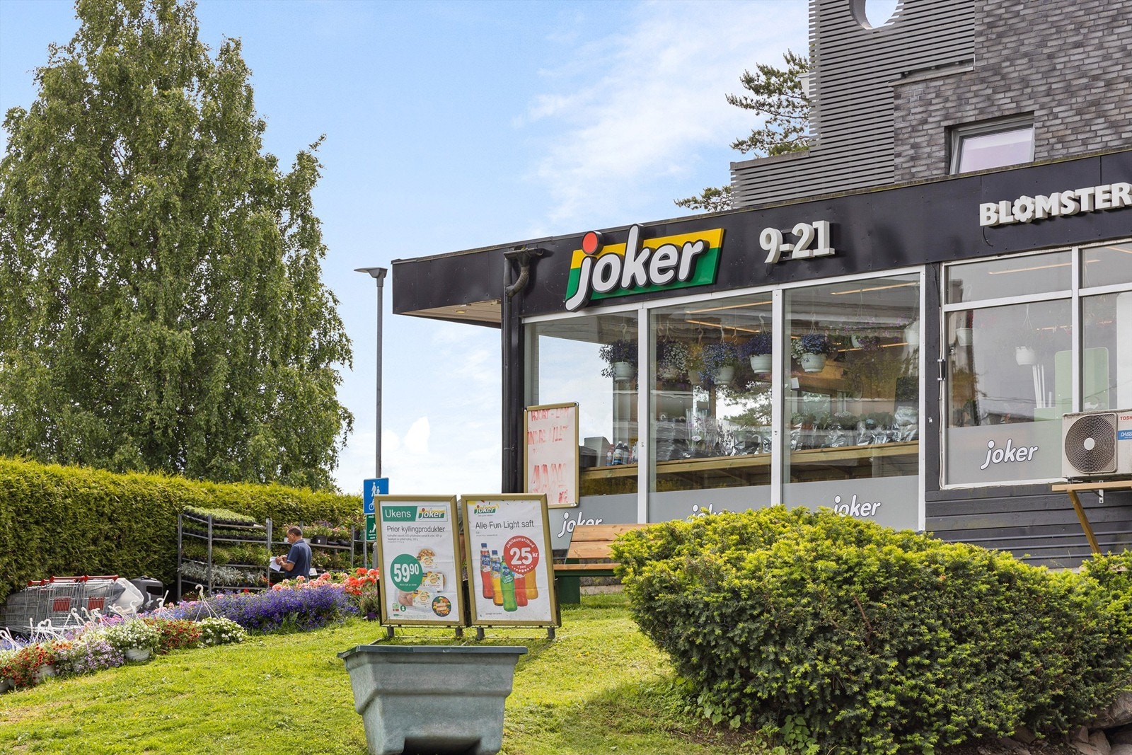 Nye blomster, eller bare de siste ingrediensene til søndagsmiddagen? Joker Rustad Ullern ligger knappe 3 minutters gange fra leiligheten og byr på alt du trenger og litt til! Galleribilde