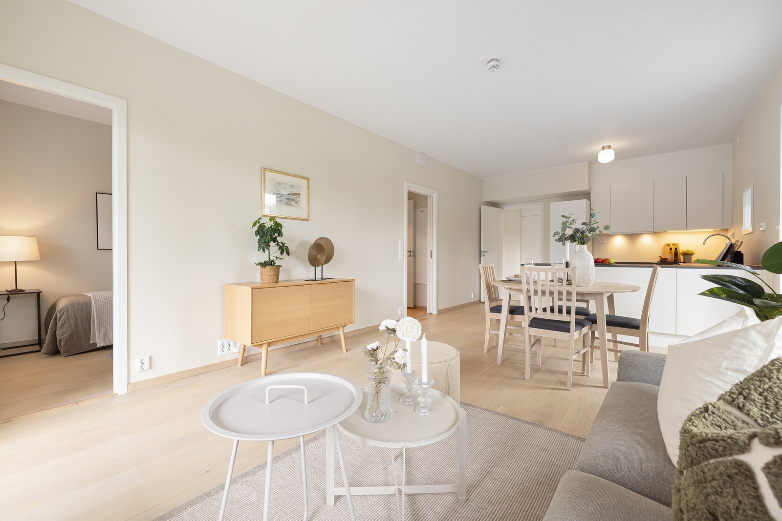 Leiligheten består av entré, stue/kjøkken, bad, toalettrom og tre soverom. Galleribilde