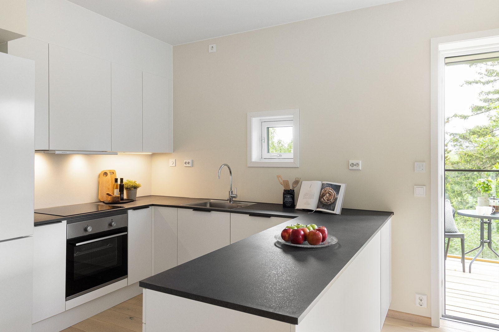 Med en fin kombinasjon av skap- og benkeplass, både for oppbevaring og matlaging er kjøkkenet en fryd for matglade i alle aldre! Galleribilde