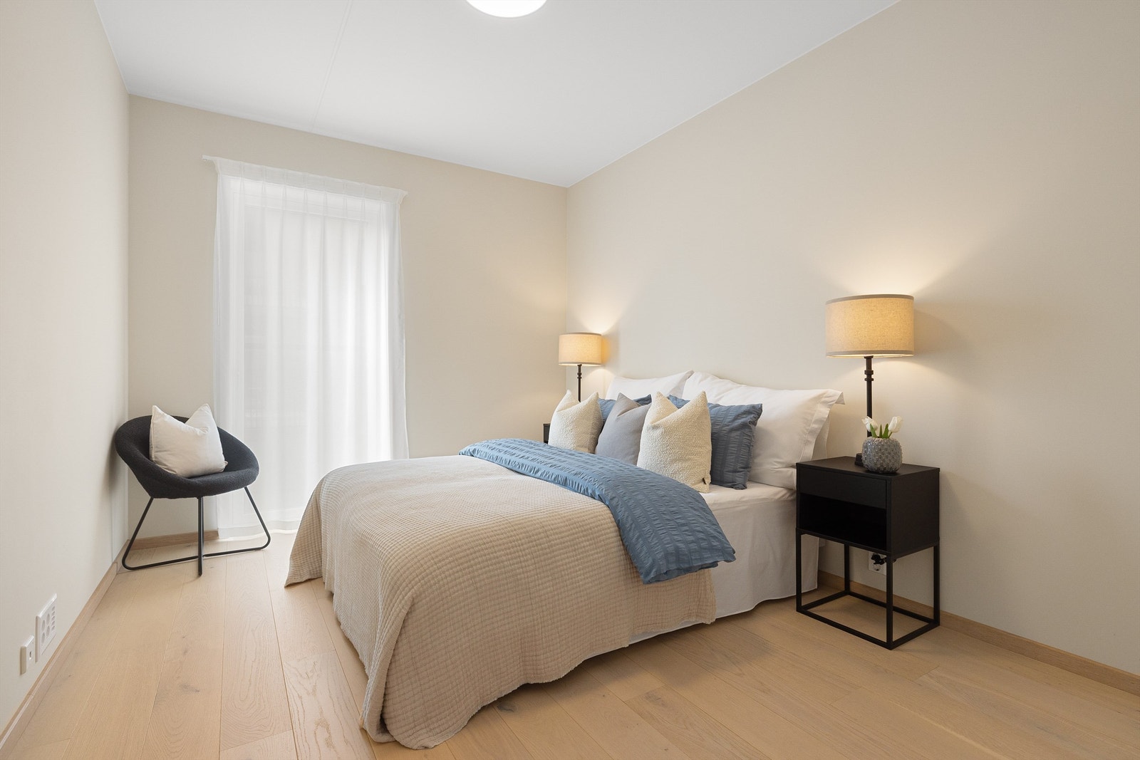 Leiligheten har tre soverom. Hovedsoverommet er meget romslig og har plass til stor dobbeltseng og tilhørende nattbord. Galleribilde