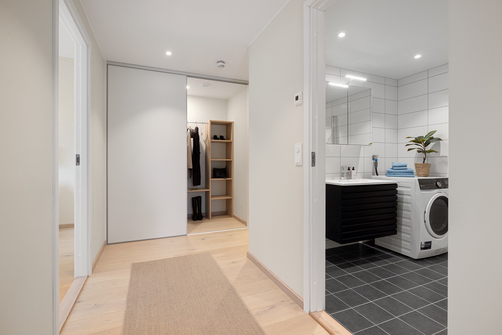 Fra entréen er det adkomst til leilighetens hovedsoverom, bad og toalettrom. Galleribilde