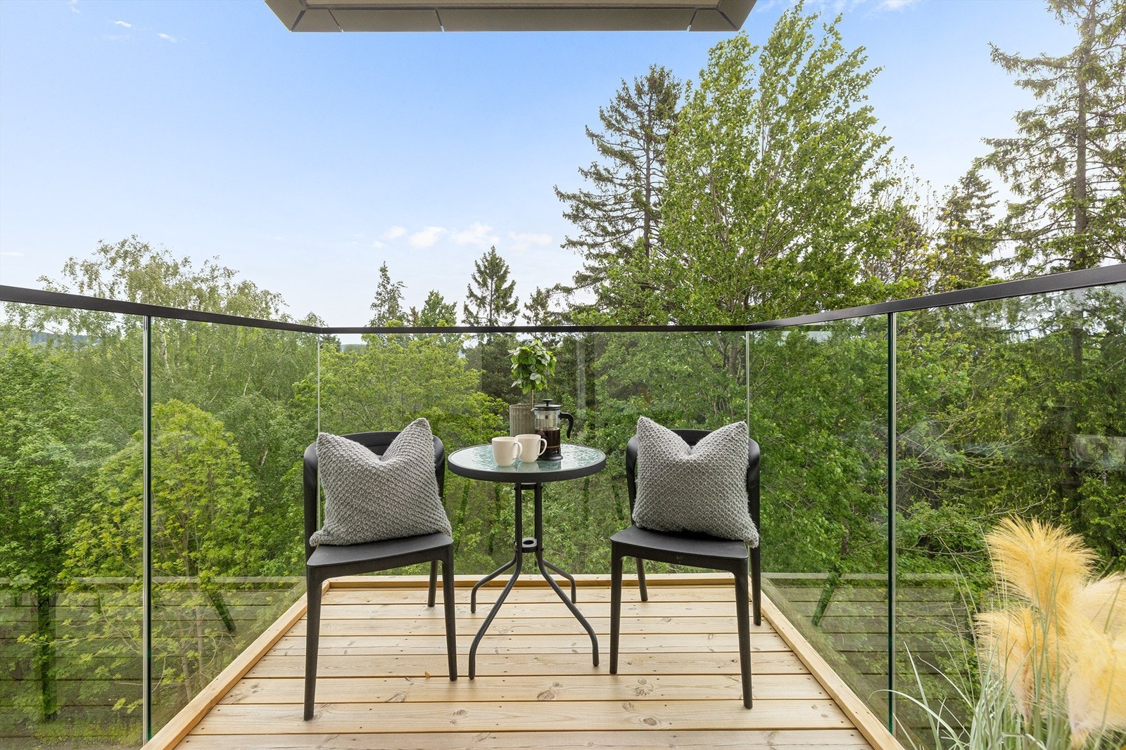 Balkongen er østvendt med herlig utsikt mot skogen! Her kommer morgensolen og varer frem til ca. 13:00 på sommerstid. Galleribilde