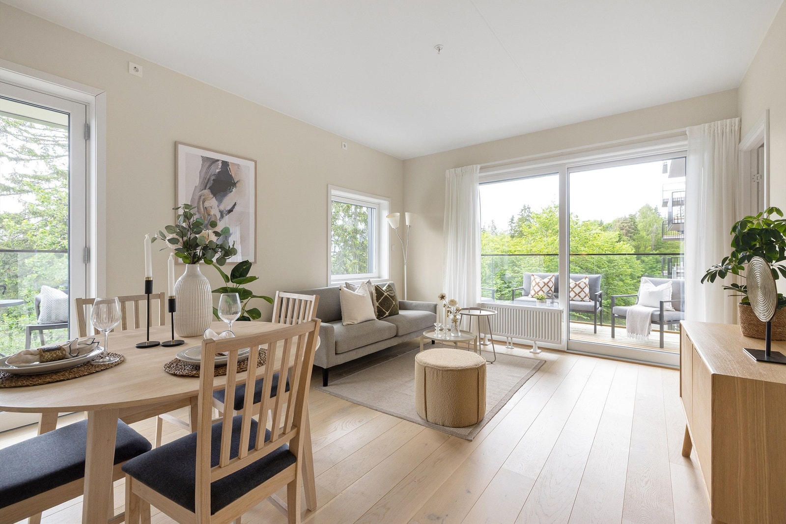 Her er leilighetens sosiale sone, en stor og romslig stue med åpen kjøkkenløsning. Galleribilde