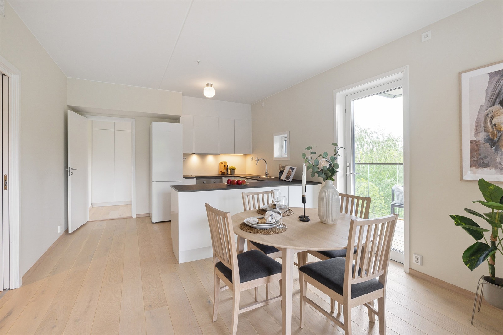 Med den åpne kjøkkenløsningen holder du enkelt kontakt med gjestene som også kan nyte godt av utsynet til skogen utenfor Galleribilde