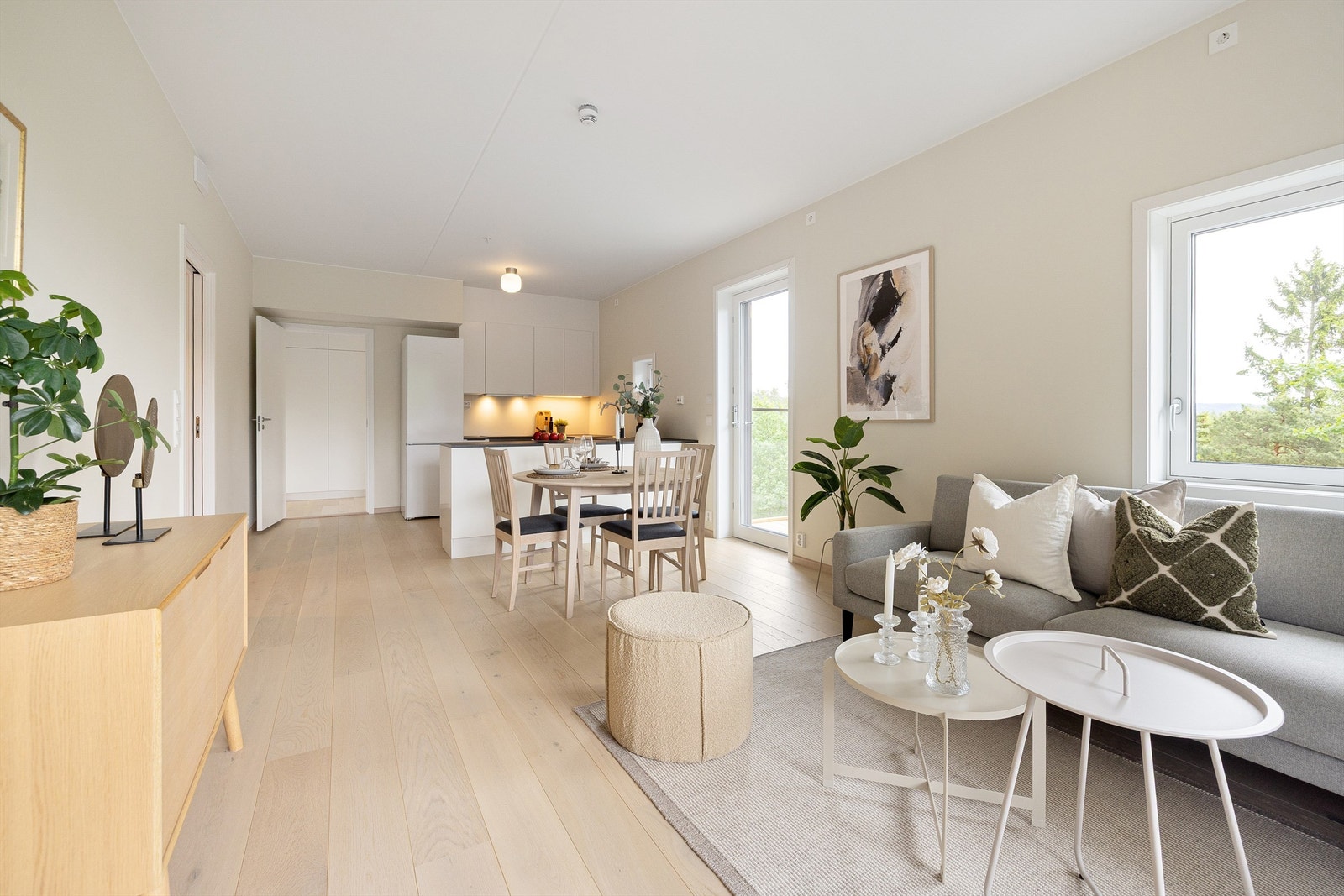 Vel innendørs igjen blir det tydelig at det også naturlig plass til spisebord mellom stuen og kjøkkenet, som gir et fint skille mellom de ulike sonene. Galleribilde