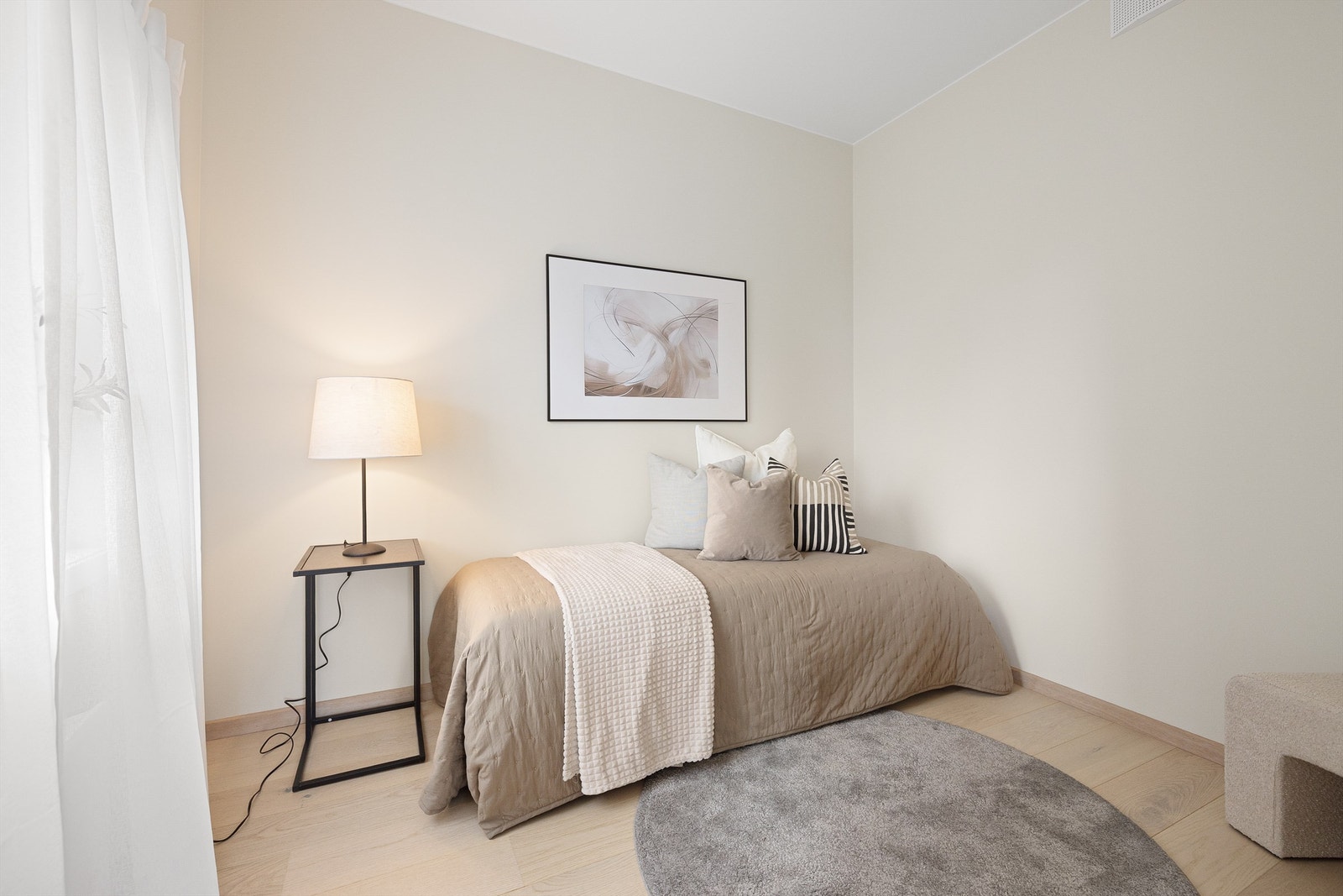 Alle soverommene er malt i en sval og behagelig fargetone, med vindusflater som gir behagelig lysinnslipp. Det er utvendige screens på alle vinduene for å skjerme for solen på de varme dagene. Galleribilde