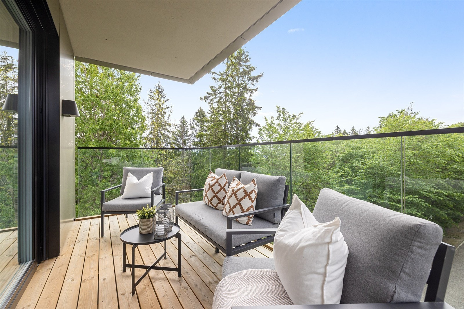 Leiligheten har en god planløsning. Skyvedøren åpner opp for å bruke balkongen som et ekstra rom på sommeren. Galleribilde