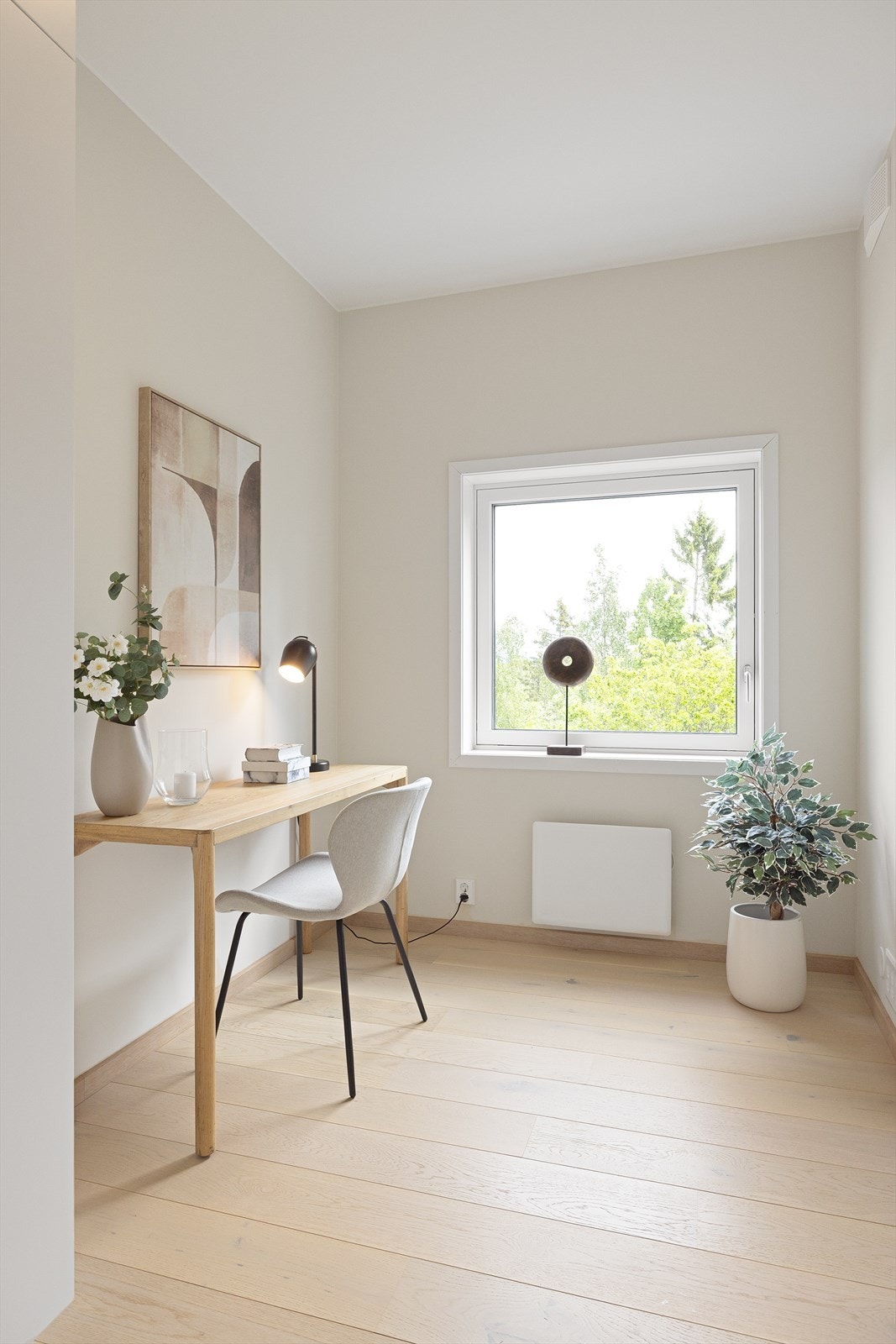 Skjermet soverom med skogen som nærmeste nabo. Galleribilde