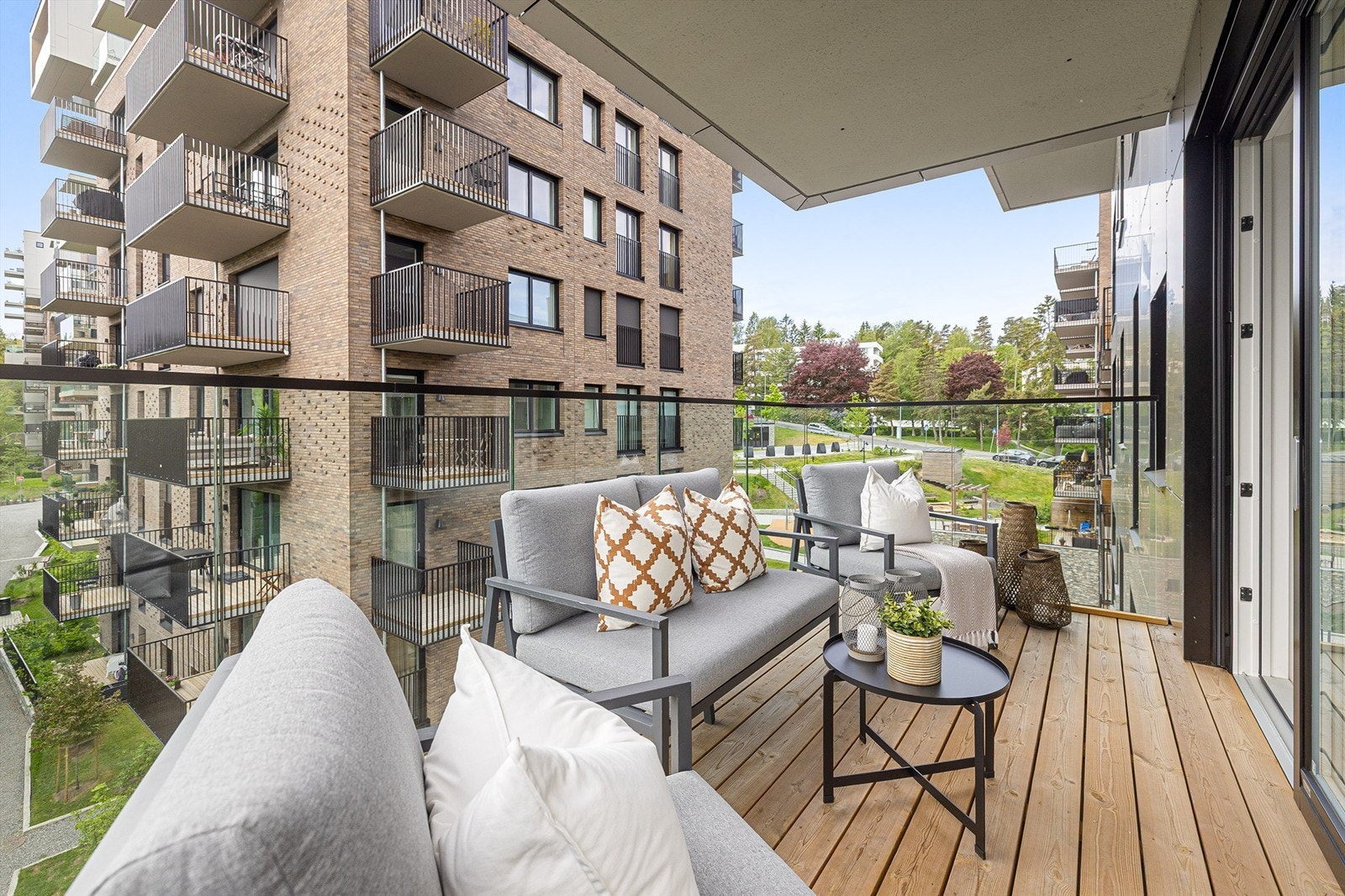 Den sydvendte balkongen på ca 9 m2 har fine solforhold. Selger opplyser at det på sommerstid er sol på balkongen hele dagen frem til kl 18.00 Galleribilde