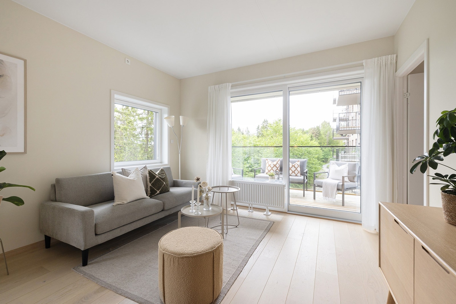 Stuen har god plass til å innrede etter ønske og behov. Her finner både sofagruppen og mediemøbler sin naturlige plass. Galleribilde