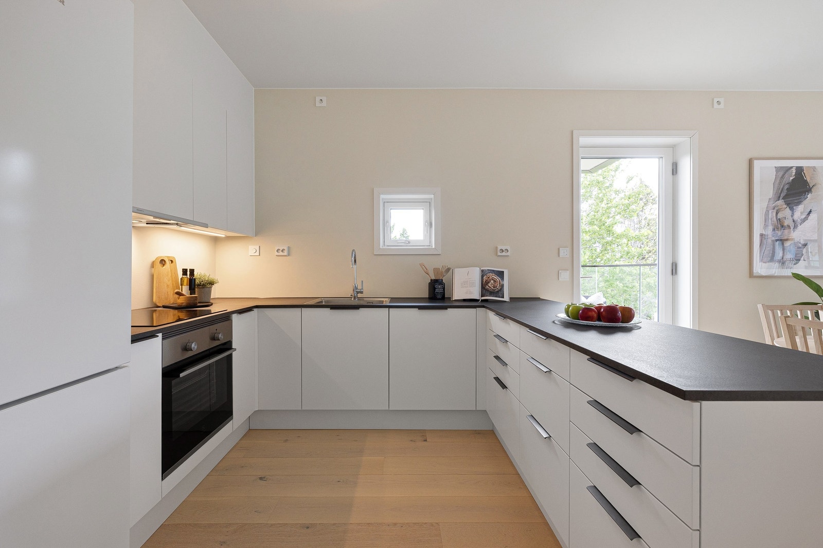 Innredningen er omfangsrik og nøye planlagt for å være praktisk i bruk. Det lille vinduet på kjøkkenet er perfekt plassert for å ta inn skogen fra oppvasken! Galleribilde