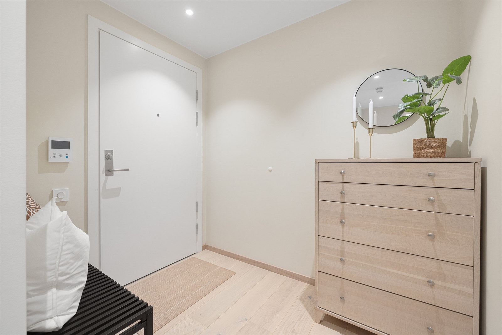 Velkommen inn! Bak inngangsdøren møtes du av en lys og romslig entré med plass for klesoppheng og oppbevaring av sko. Galleribilde