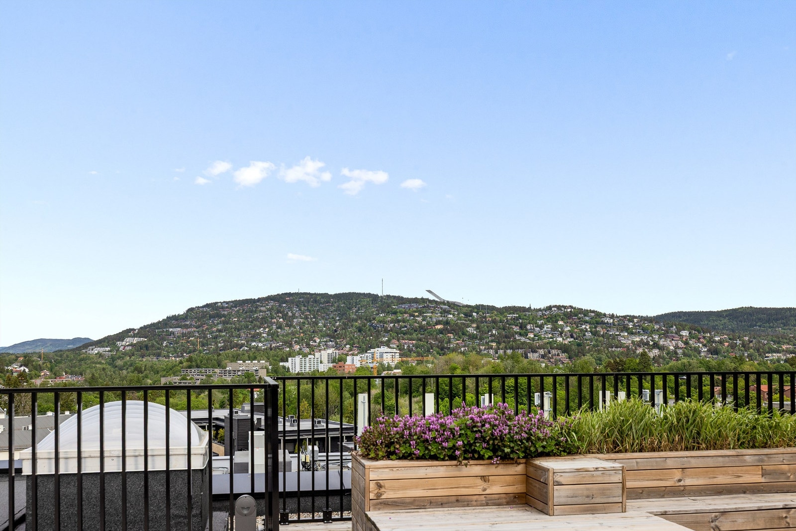 Fra takterrassen er det utsikt så langt øyet kan se! Galleribilde