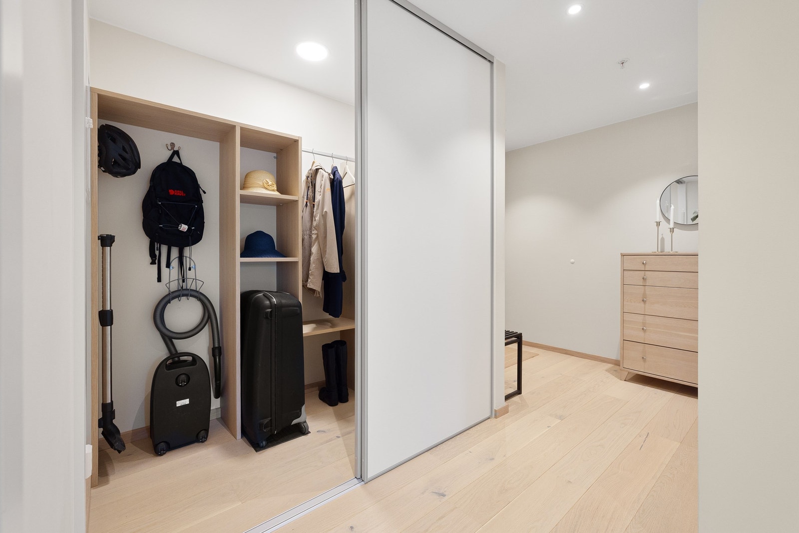 I entreen er det tilknytning til et meget praktisk walk-in-closet med HTH garderobeløsning. Galleribilde