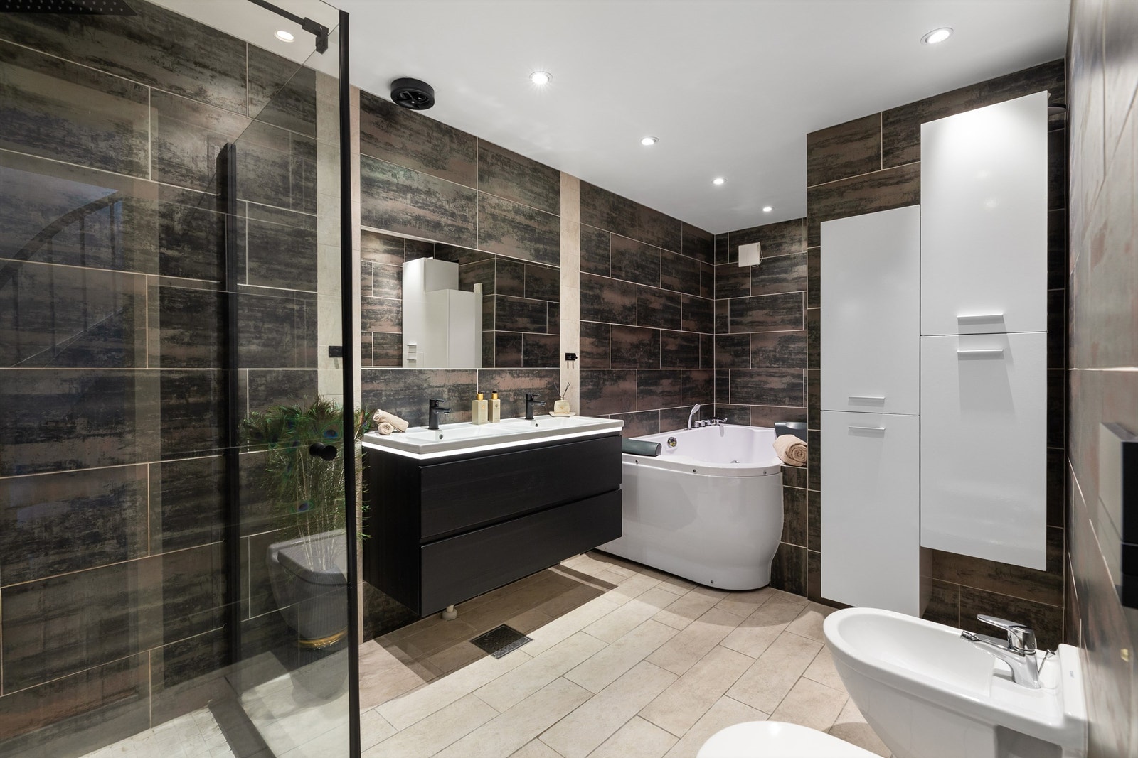 Delikat bad fra 2008 som er velutstyrt med bl.a. downlights i tak og gulvvarme Galleribilde