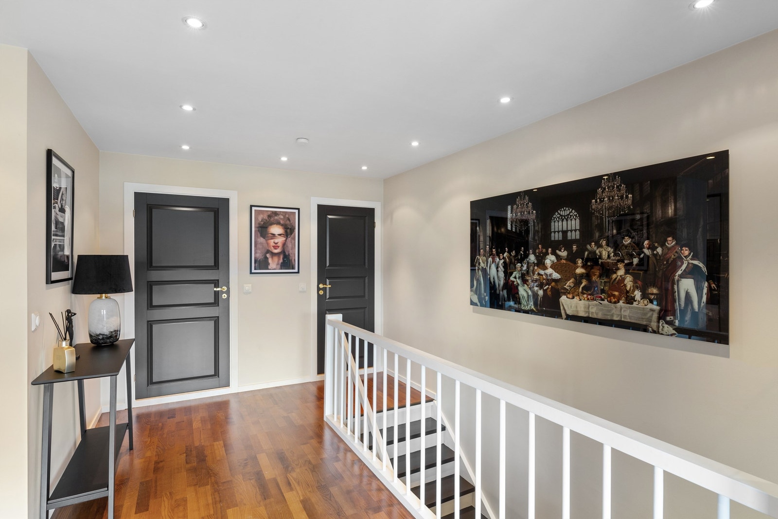 Gang med trappegang til underetasjen Galleribilde