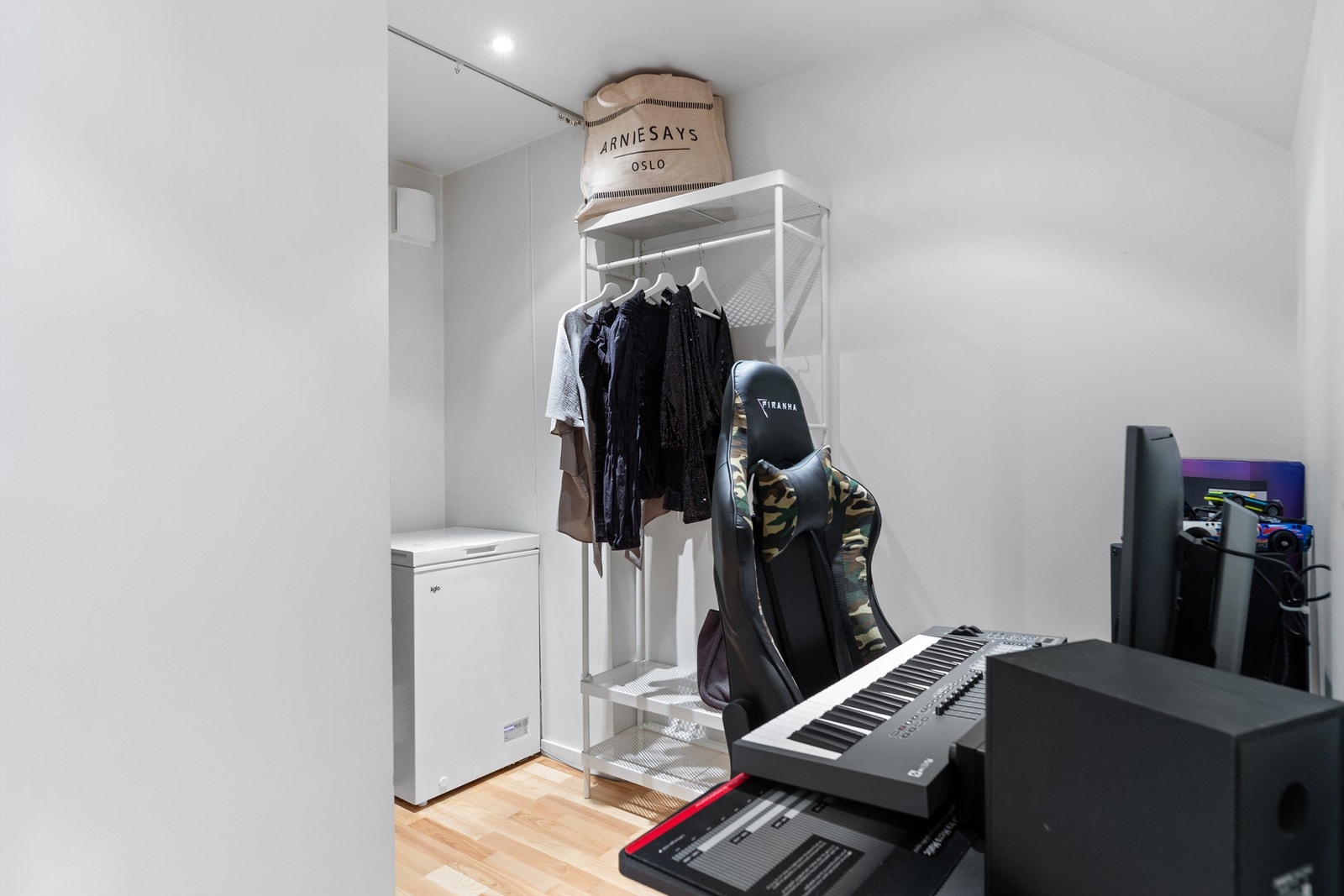 Boligen har lagringsplass i innvendig bod og to utvendige boder Galleribilde