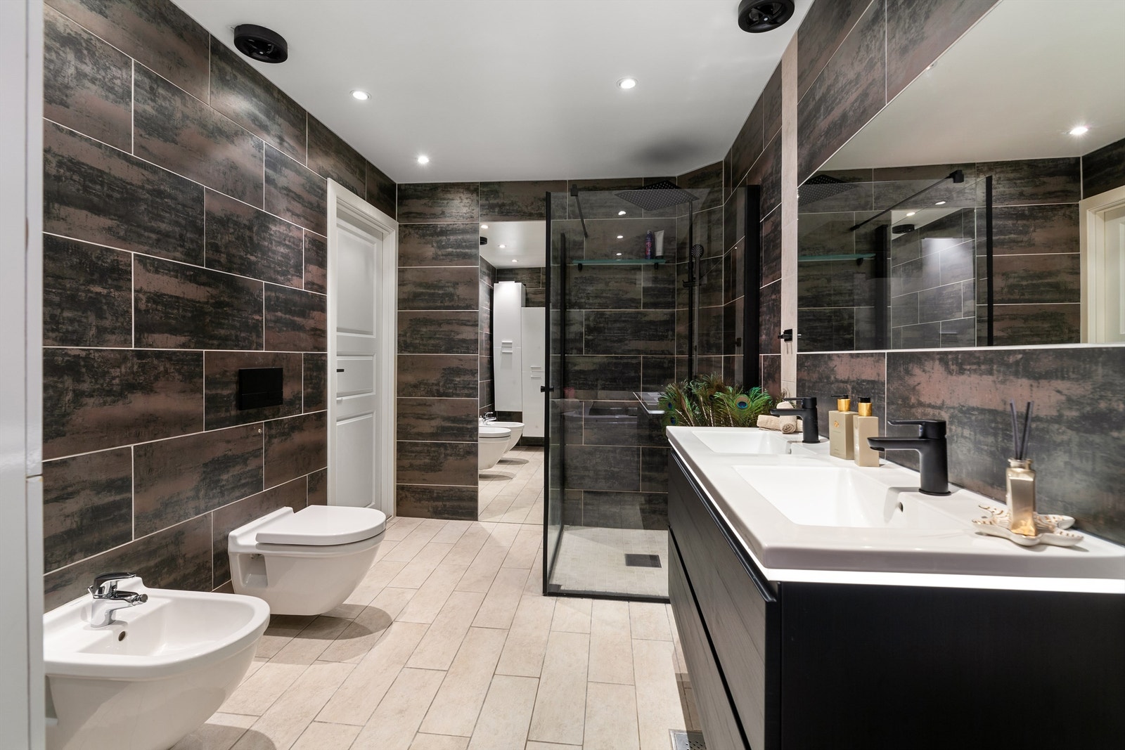 Badet har dobbelservant (2024), boblebadekar og dusjhjørne med regnfallsdusj (2024) Galleribilde