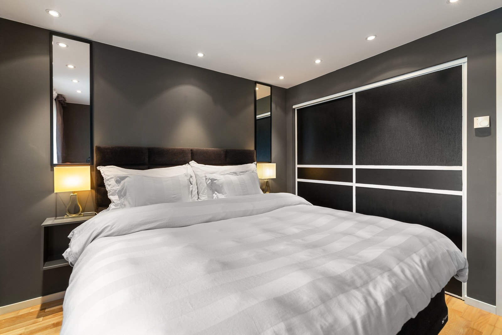 Soverom 1 med innebygget skyvedørsgarderobe Galleribilde