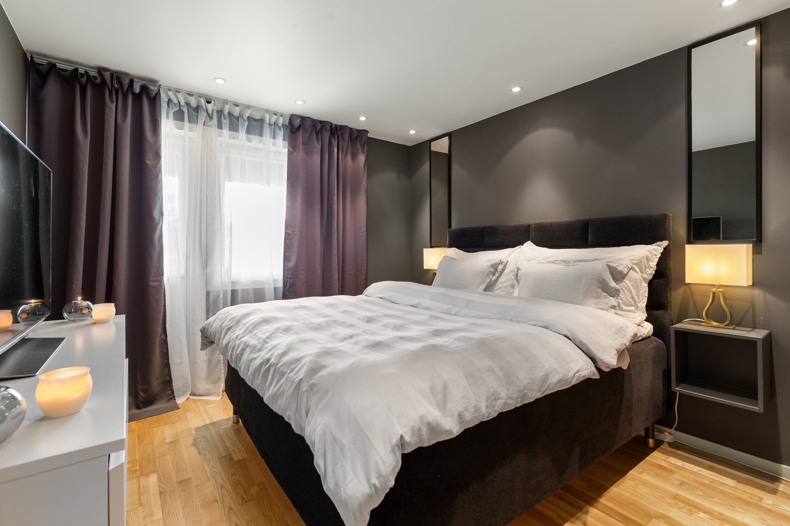 Soverom 1 med utgang til markterrasse Galleribilde