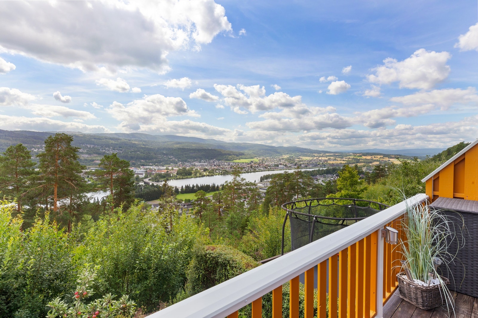 Flott utsikt mot Drammenselva og skogsarealer fra balkongen Galleribilde