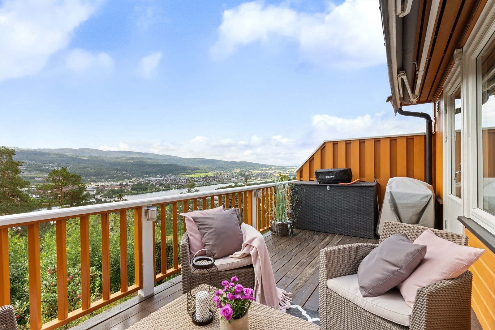 Neptunveien 42 ligger med en fantastisk utsikt og med veldig gode solforhold Galleribilde