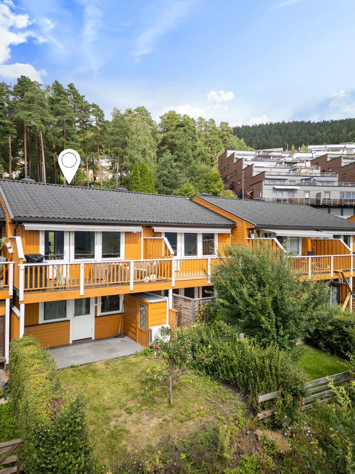 Overbygget sydvendt markterrasse på ca. 11 kvm i u. etg og disponibelt hageområde Galleribilde