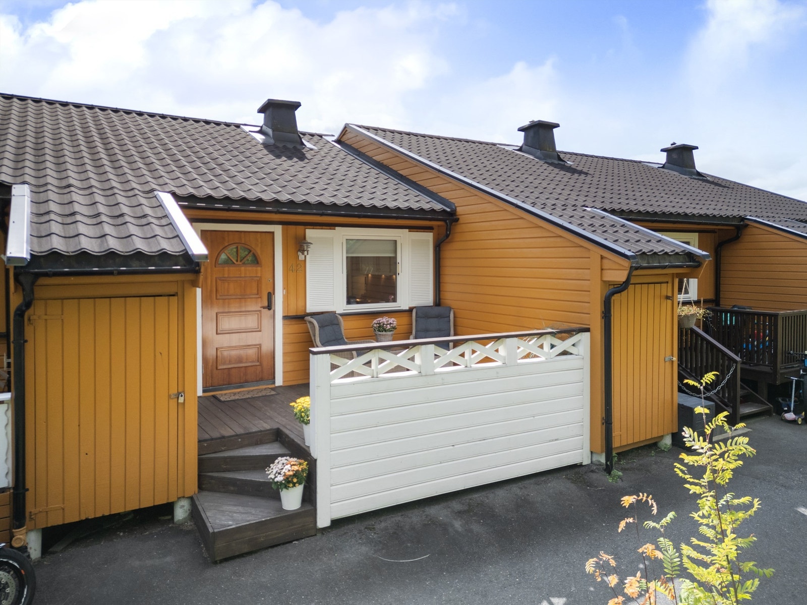 Dører + vinduer fra 2002 og yttertaktekke fra 2007 Galleribilde