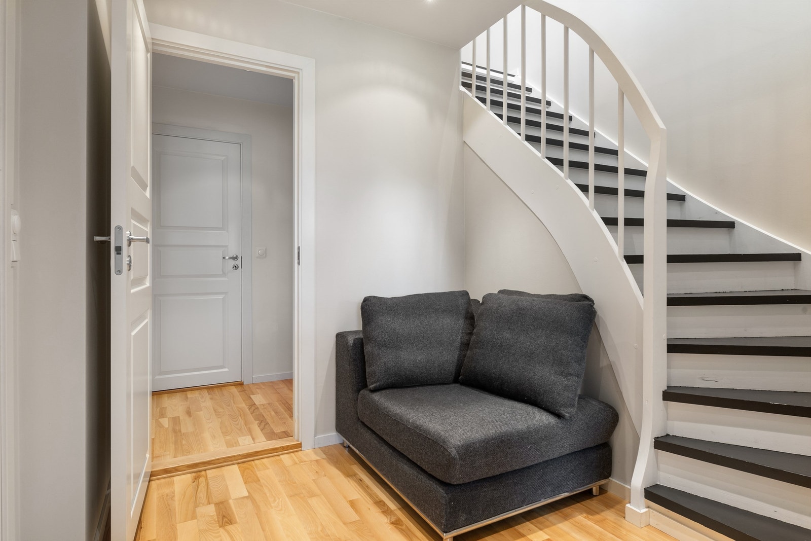 Gang med trappegang til 1. etasje Galleribilde