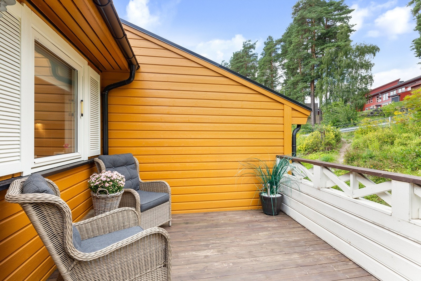 Hyggelig nordvendt terrasse på ca. 12 kvm med levegg og utvendig belysning - ved inngangen Galleribilde