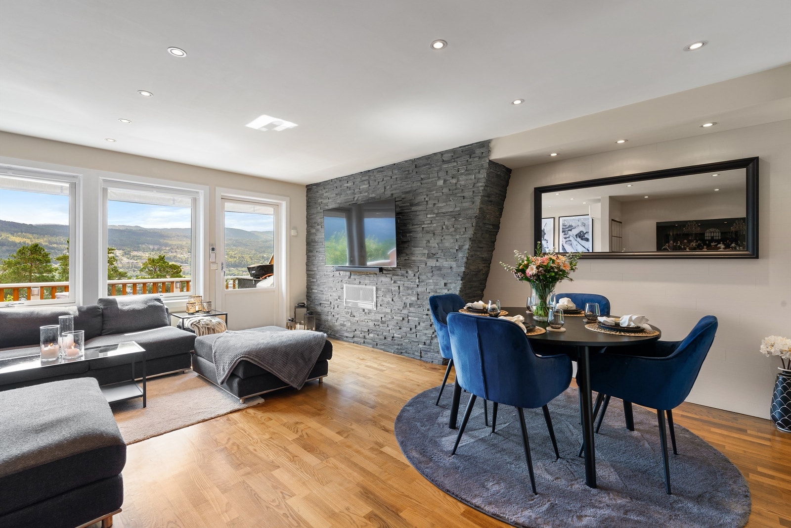 Store vinduer som gir godt med lysinnslipp og utsikt Galleribilde